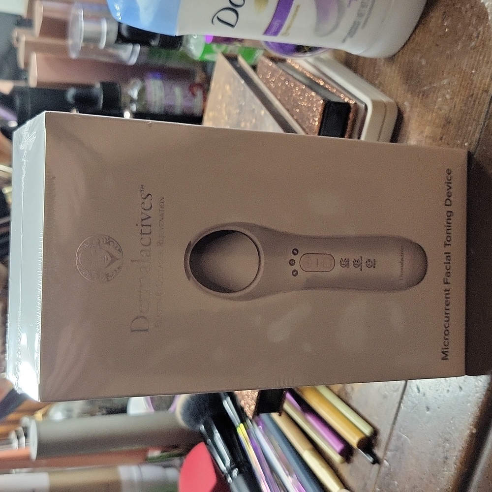 Microcurrent facial toning device